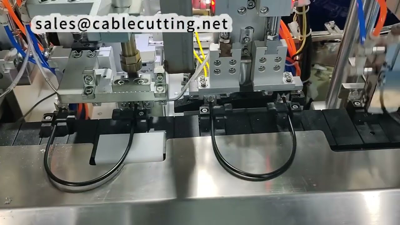 全自動USB半田付け機　1人で5～6台を同時操作可能