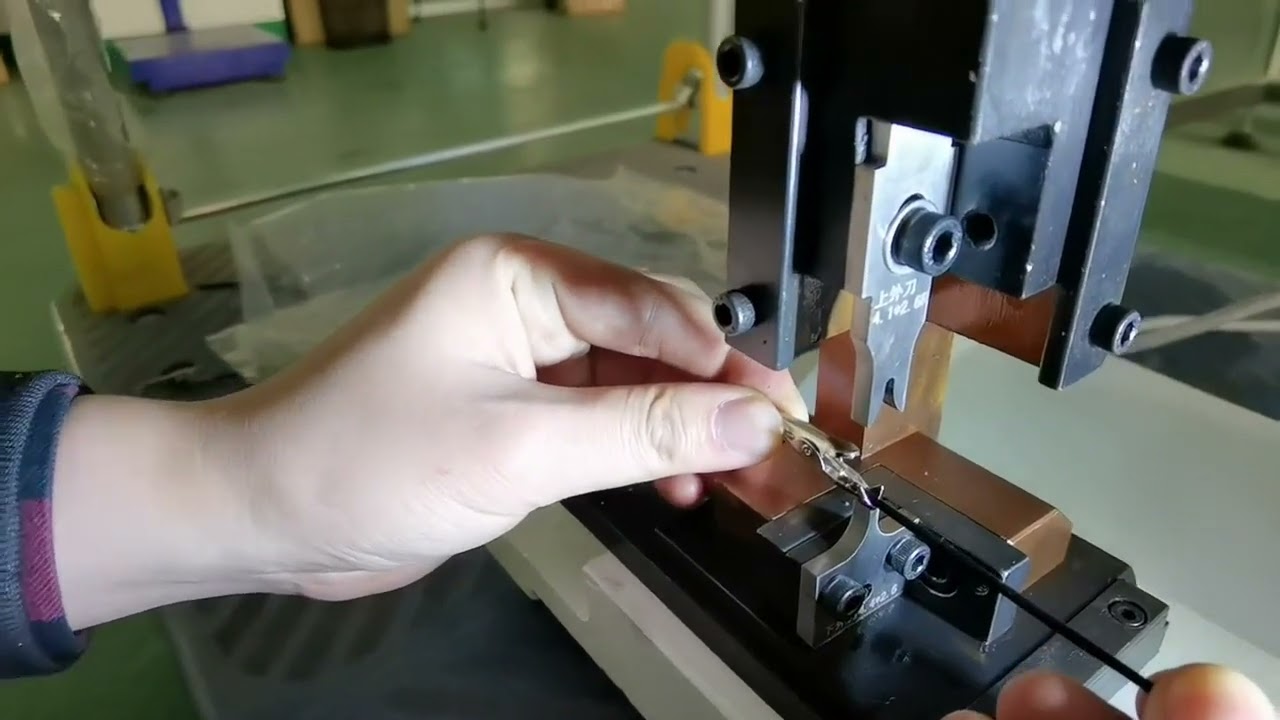 2T端子機＋単粒金型の実作業映像：高精度圧着を実現する強力ワイヤー加工装置