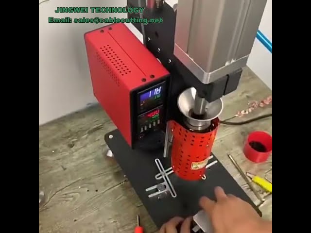 卓上小型縦型射出成形機：USB充電器ヘッド・電源スイッチ・プラグ製造に最適