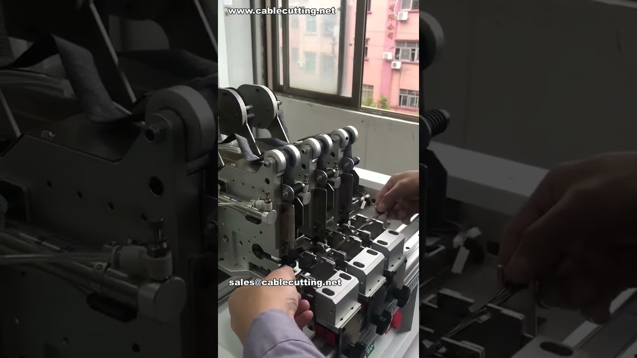 3点同時スポットテーピング機 | 最小73mmピッチでワイヤーハーネスを効率固定
